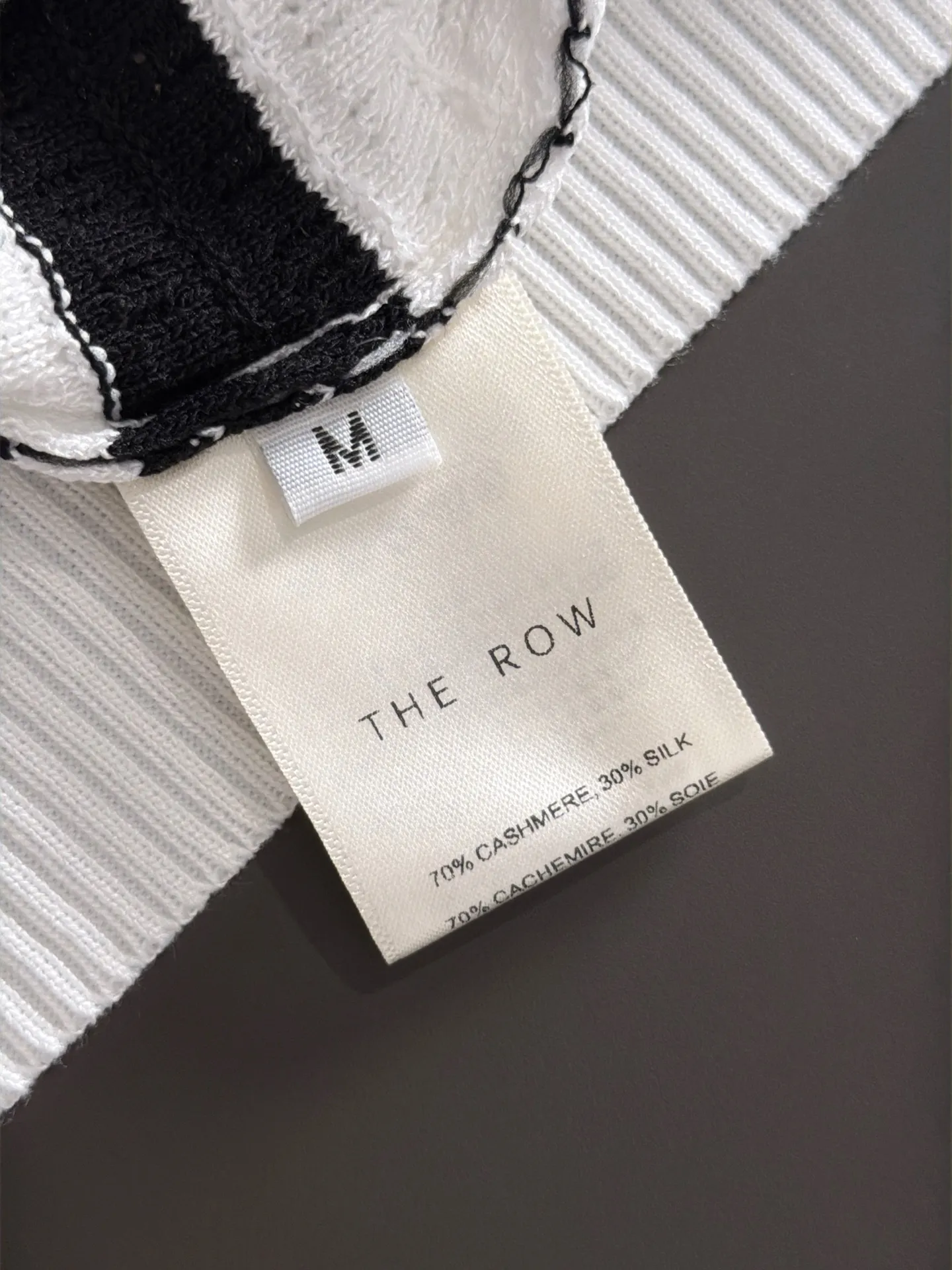Shipping next day TR high quality - The Row 26ss New Arrival men's short-sleeved T-shirt. Like LP and BC, it belongs to the same old-money style top-notch light luxury brand. The New Arrival Original men's casual short-sleeved shirt is made of combed cotton yarn knitted imitation cotton fabric. Exclusive Premium custom-controlled raw materials. 14-needle precision knitting. The iconic waffle soul is woven. The three-dimensional texture flows with subtle light and shadow. Viewed from a distance, it is introverted. It shows when you touch it closely. It feels substantial when weighed. The upper body is also more textured than ordinary T-shirts. Fashionable Versatile Hot Sale. It is skin-friendly and comfortable to wear. Premium boutique. The upper body is made of Factory's fine workmanship. A must-have item for men. Complete with three standards. Sizes M-3XL